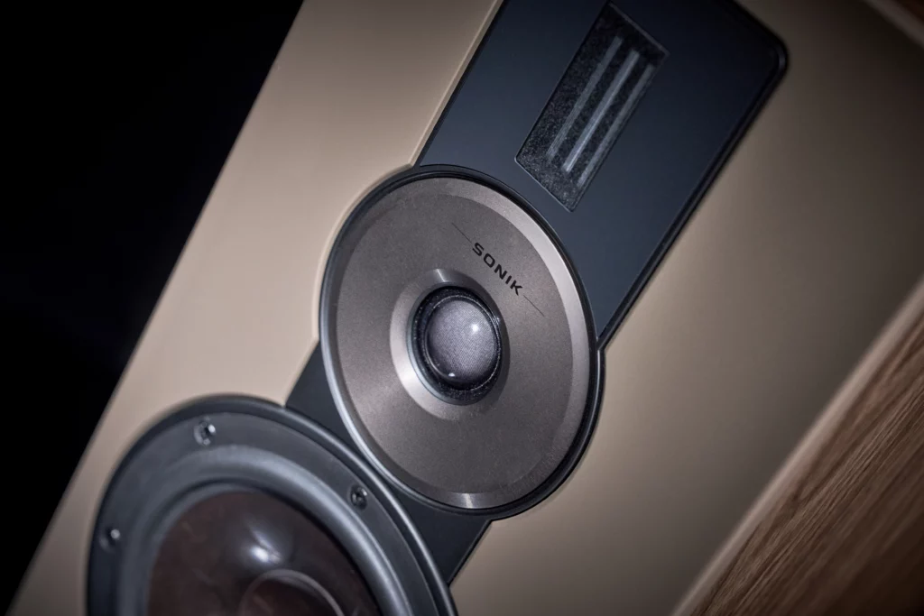 DALI SONIK 9 Floorstanding Speakers